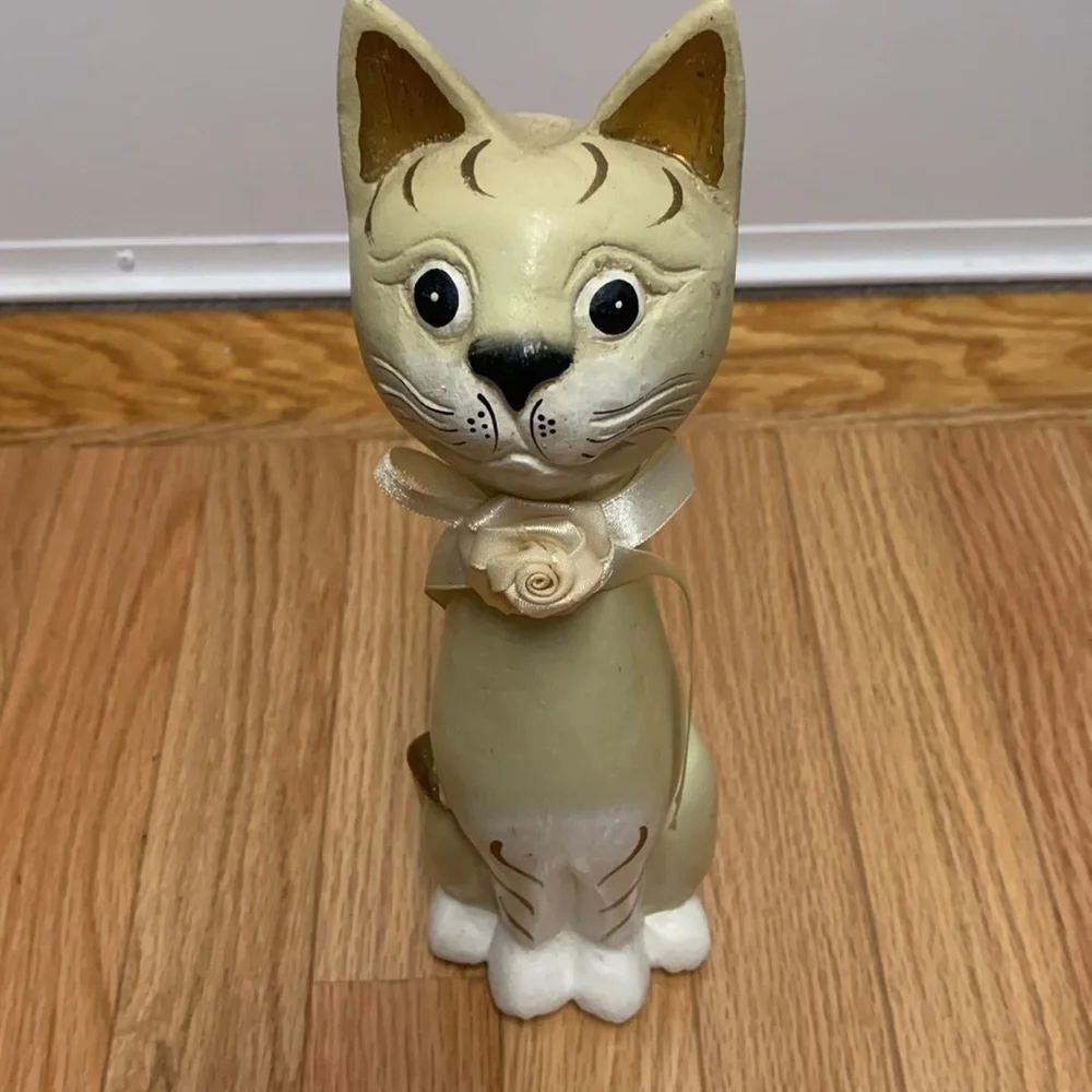 Charming Sitting Cat Figurine Cream White Ribbon‎ Rose Accent Home Decor Accent
